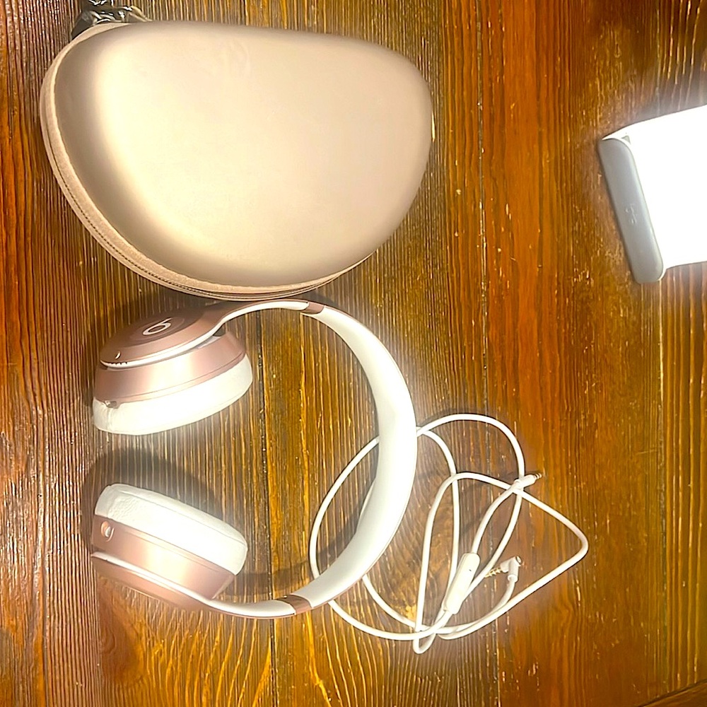 I’m selling Bose headphones